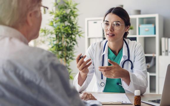 Le médecin informe son patient